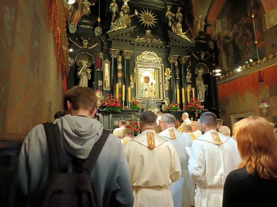 Msza św. w Kaplicy Matki Boskiej Częstochowskiej, w centrum cudowny obraz, uczestnicy modlący się twarzami zwróceni w stronę ołtarza