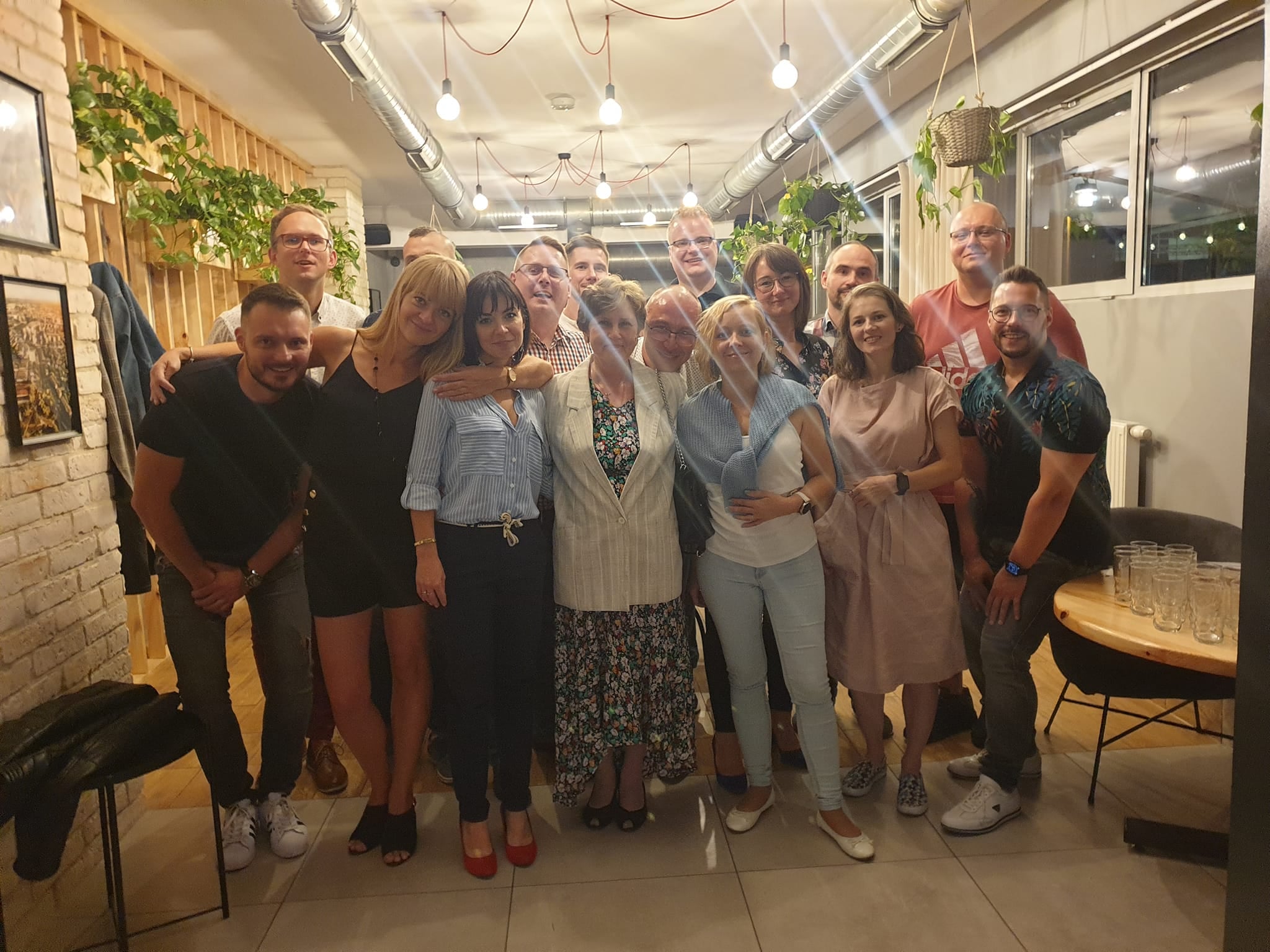Pamiątkowe zdjęcie uczestników spotkania analityków (11.09.2021.), w środku wychowawczyni; tło – wnętrze restauracji „City Rock”