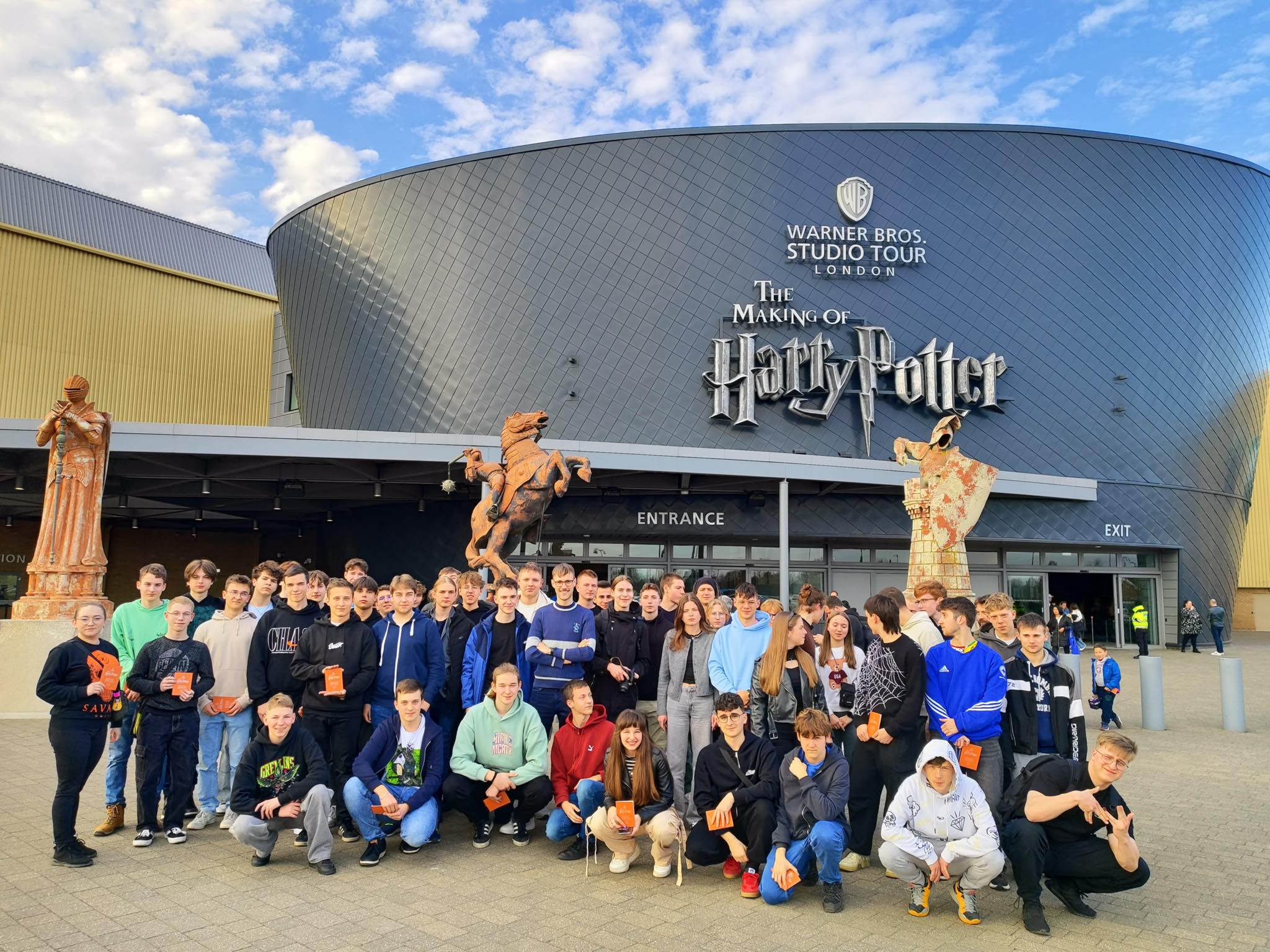 pamiątkowe zdjęcie grupy przed Warner Bros Studio Harry Potter
