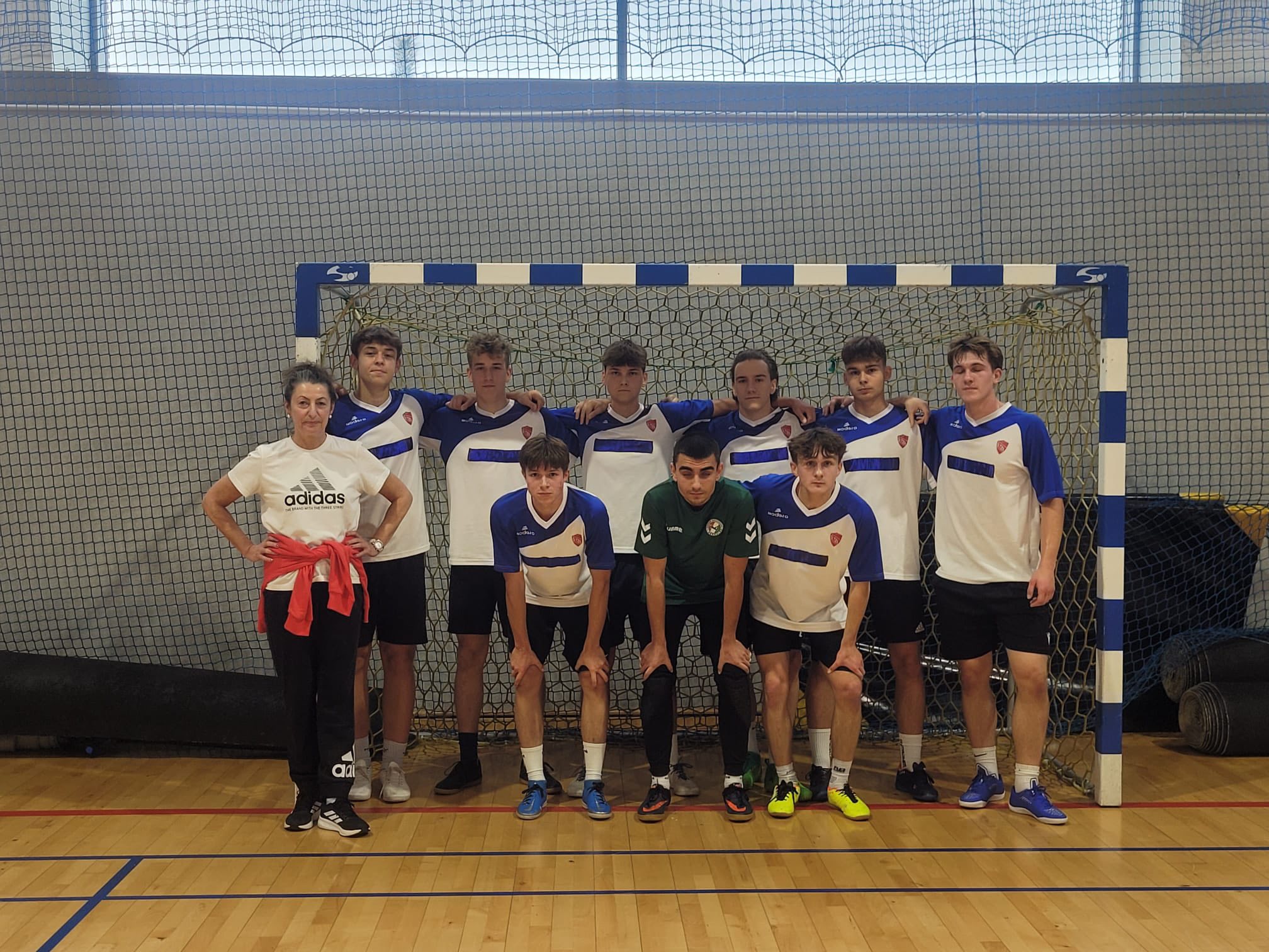 Reprezentacja Śl.TZN wraz z opiekunką na turnieju w futsalu