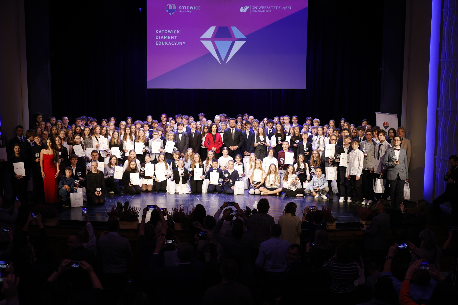 Wszyscy nagrodzeni na scenie sali Pałacu Młodzieży