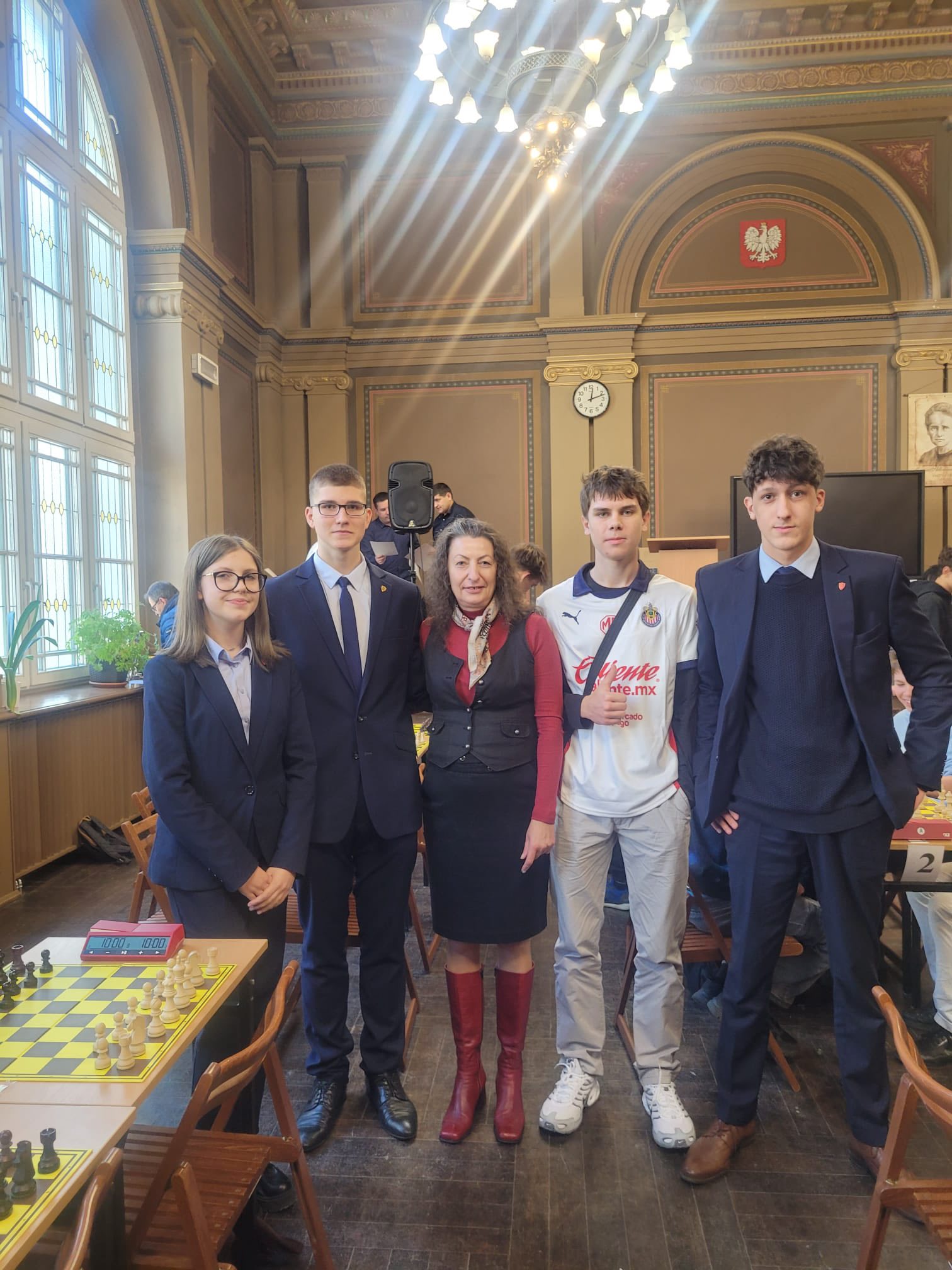 Grupowe zdjęcie zawodników z opiekunką