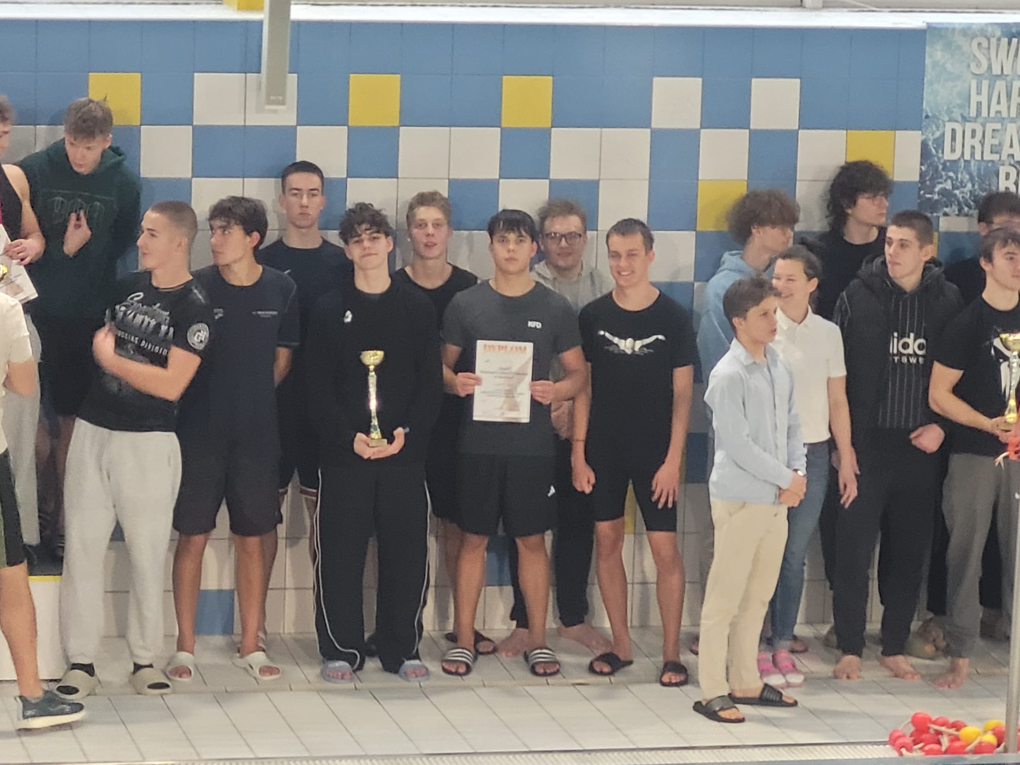 Reprezentacja szkoły w pływaniu (czarne koszulki) z pucharem i dyplomem