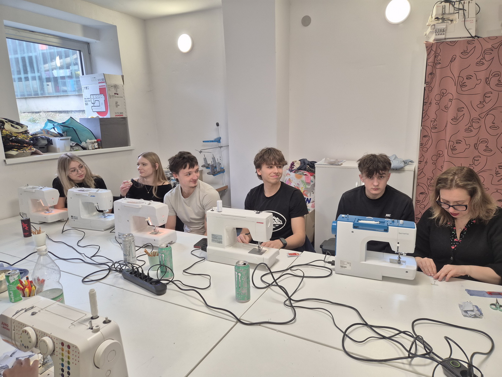uczniowie podczas szyci ana warsztatach