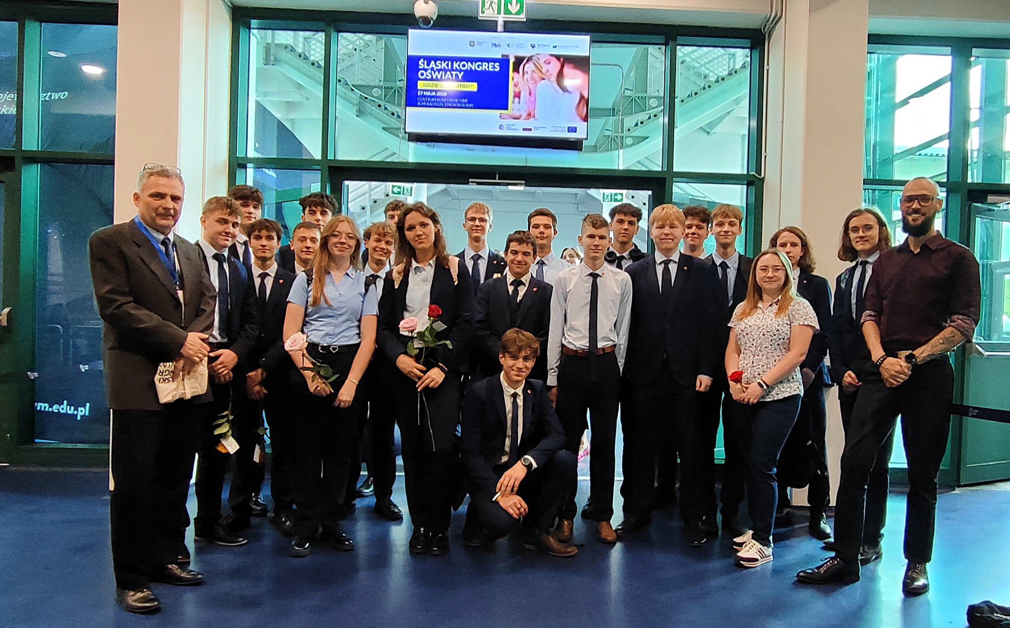 Grupa Śl.TZN przed wejściem na Śląski Kongres Oświaty