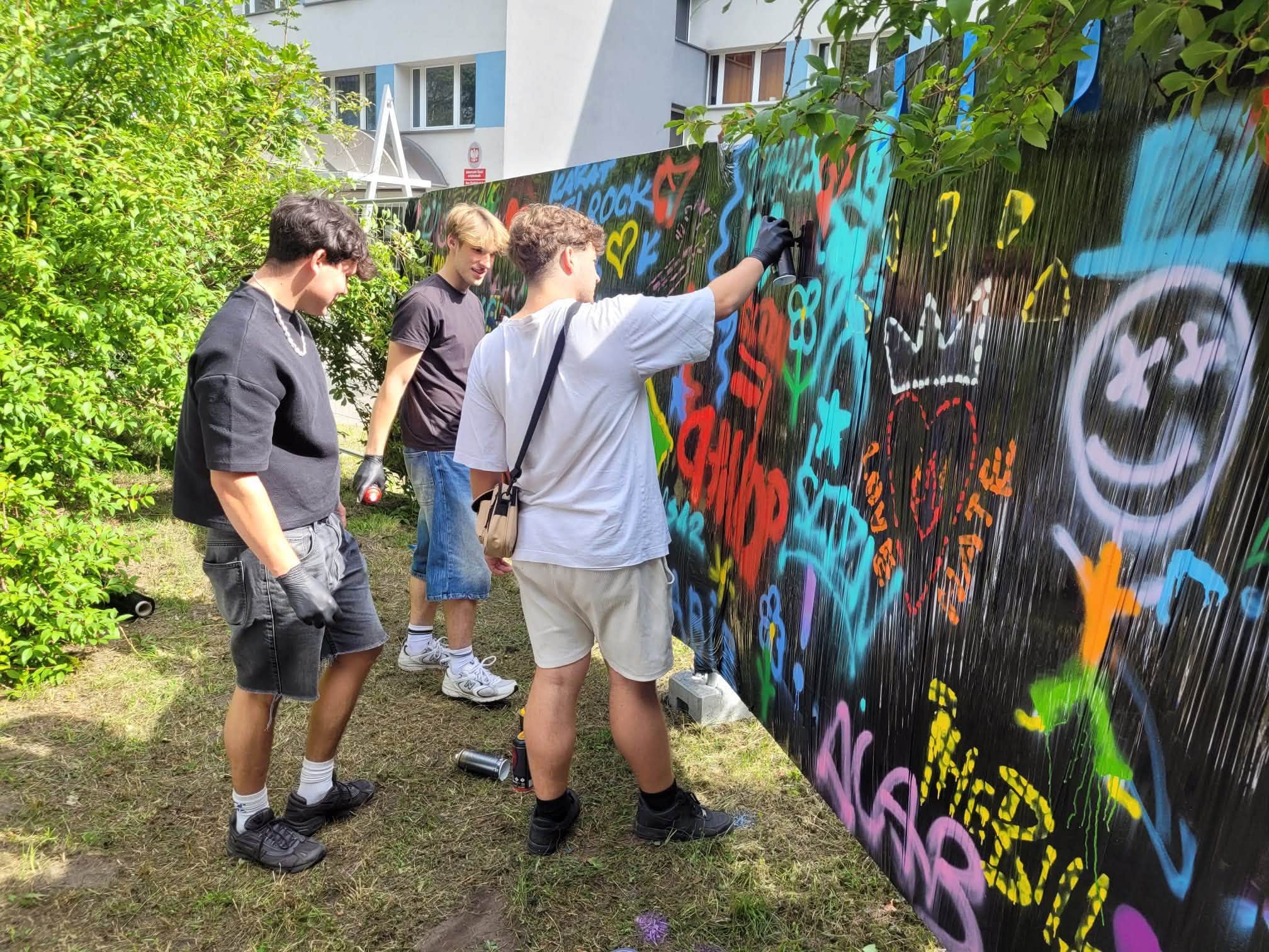 Uczniowie wykonujący graffiti