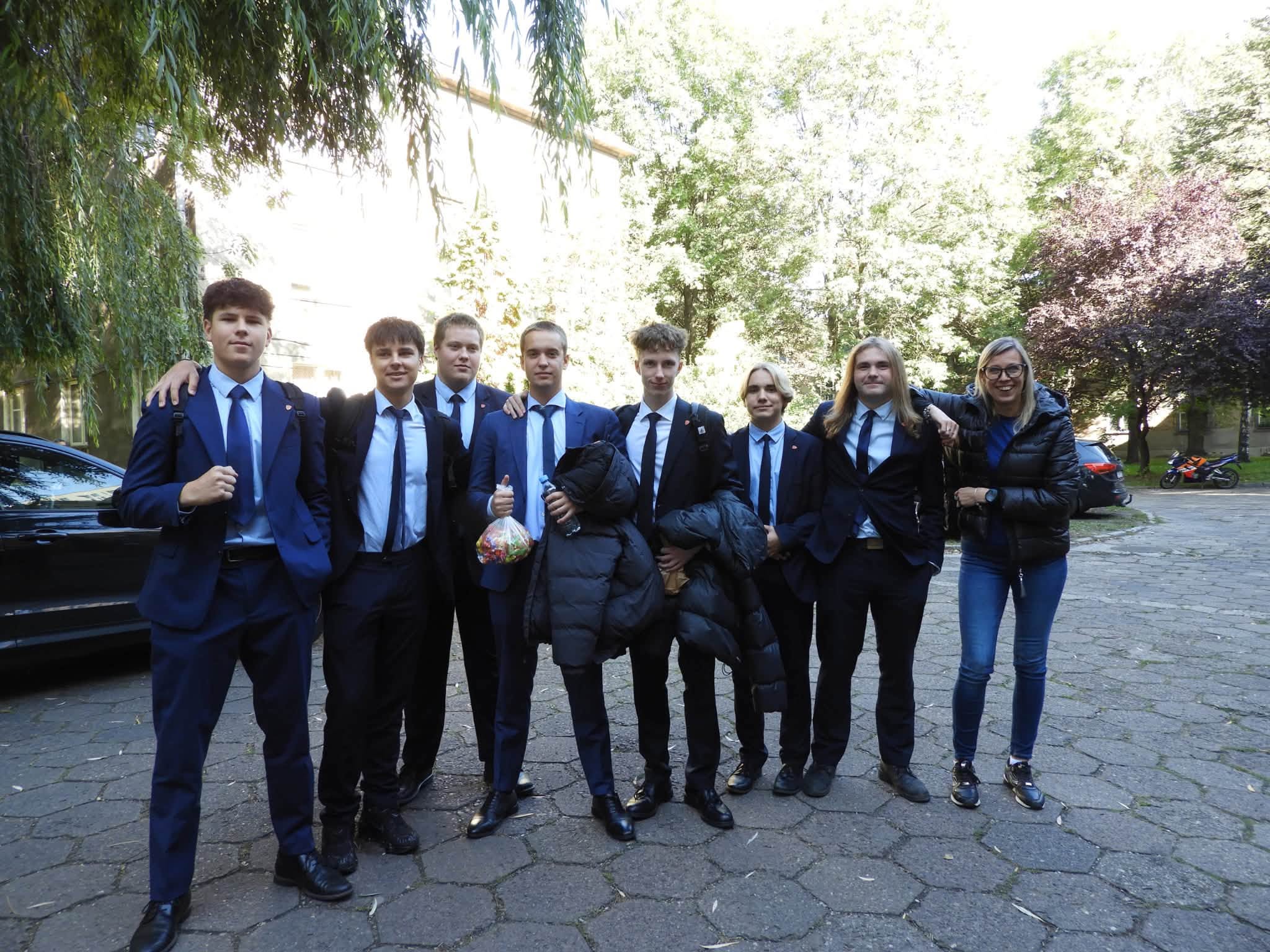 Grupa chłopców z Panią „od fizyki” na szkolnym podwórku
