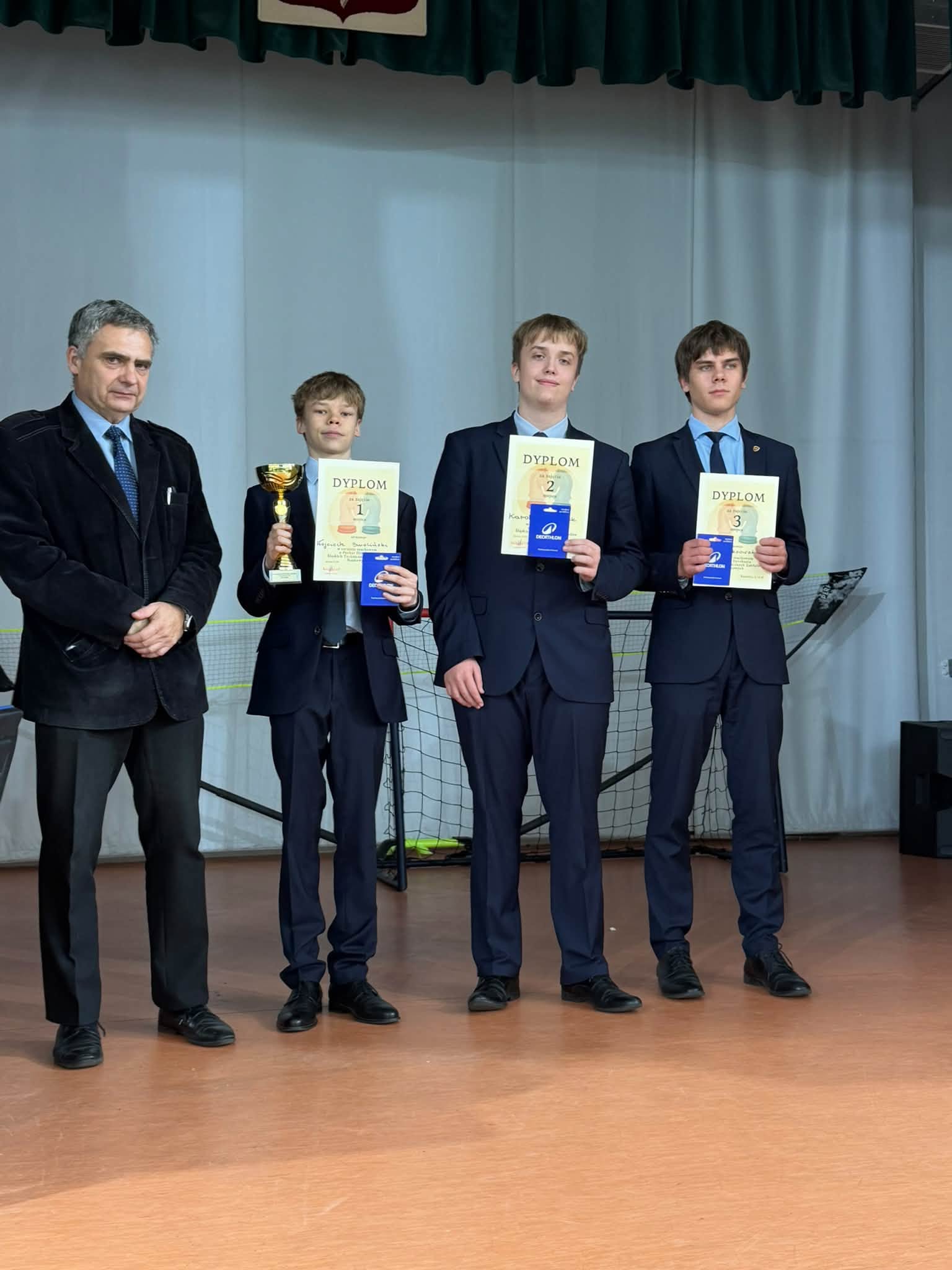 Zwycięzcy turnieju z Panem Dyrektorem na scenie w auli