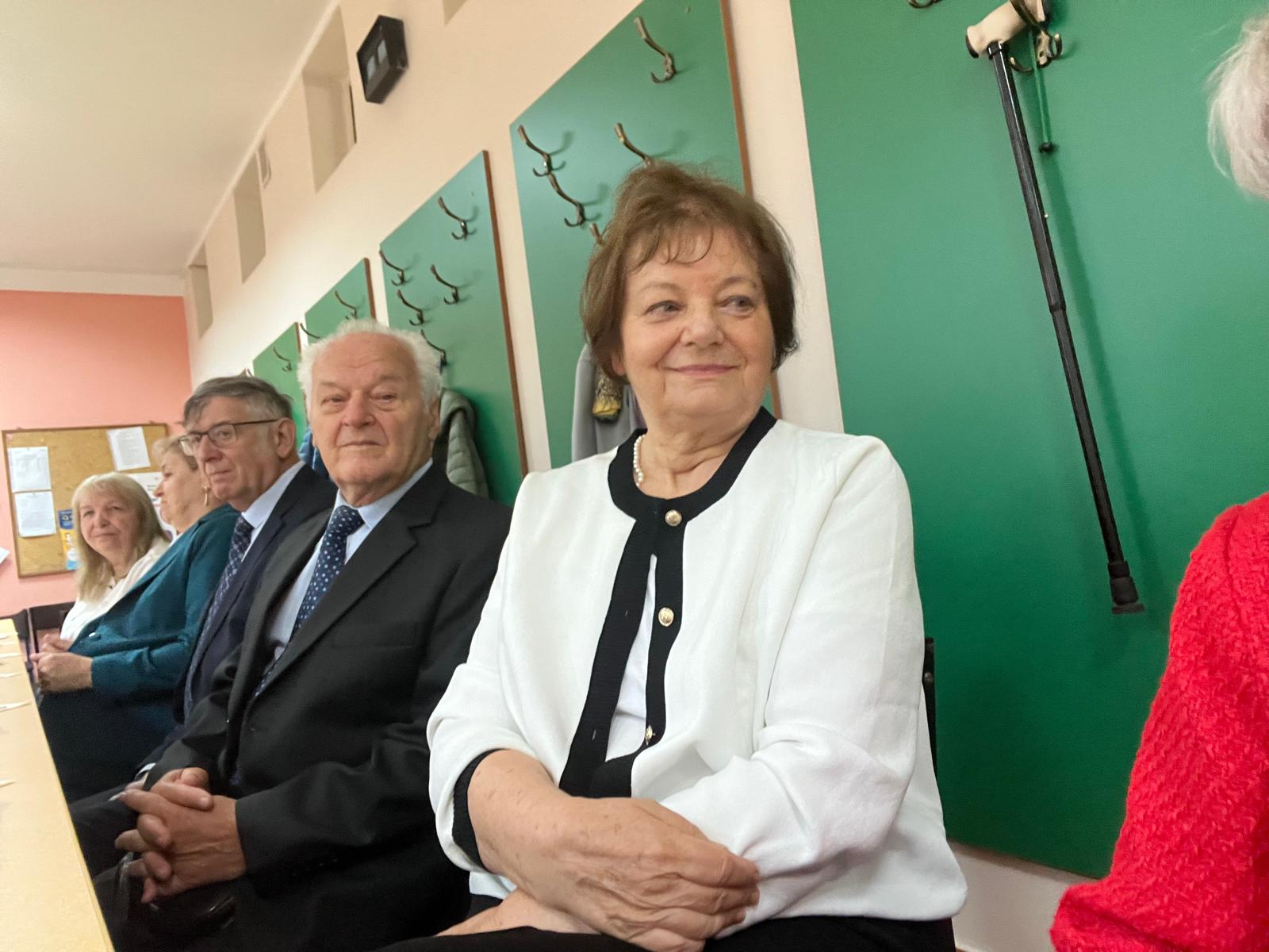Przy stole: Pani Janina Lorenc, była wicedyrektor, Pan Karol Komander, były dyrektor, inni goście