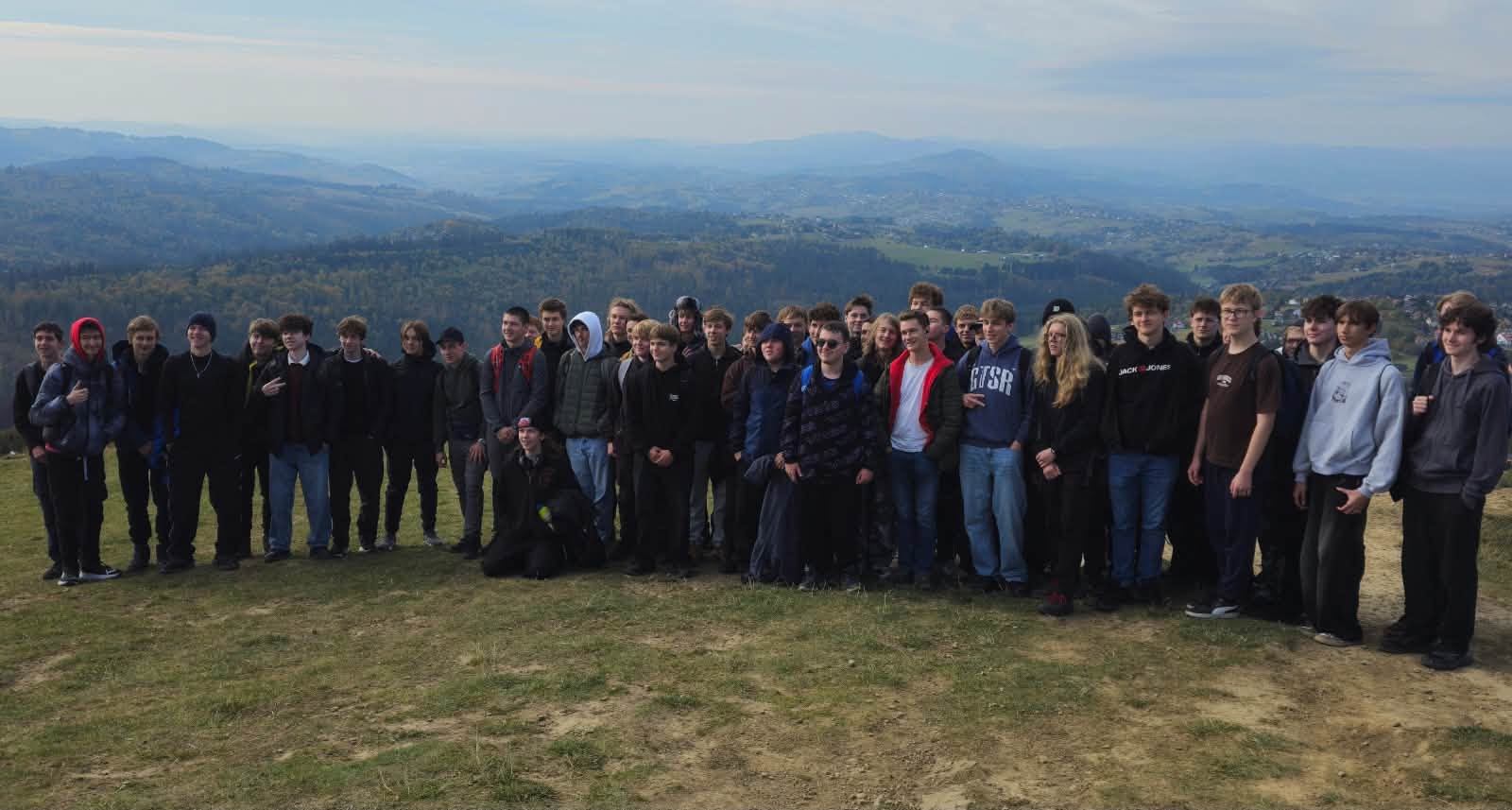 Wycieczkowicze na tle panoramy Beskidów