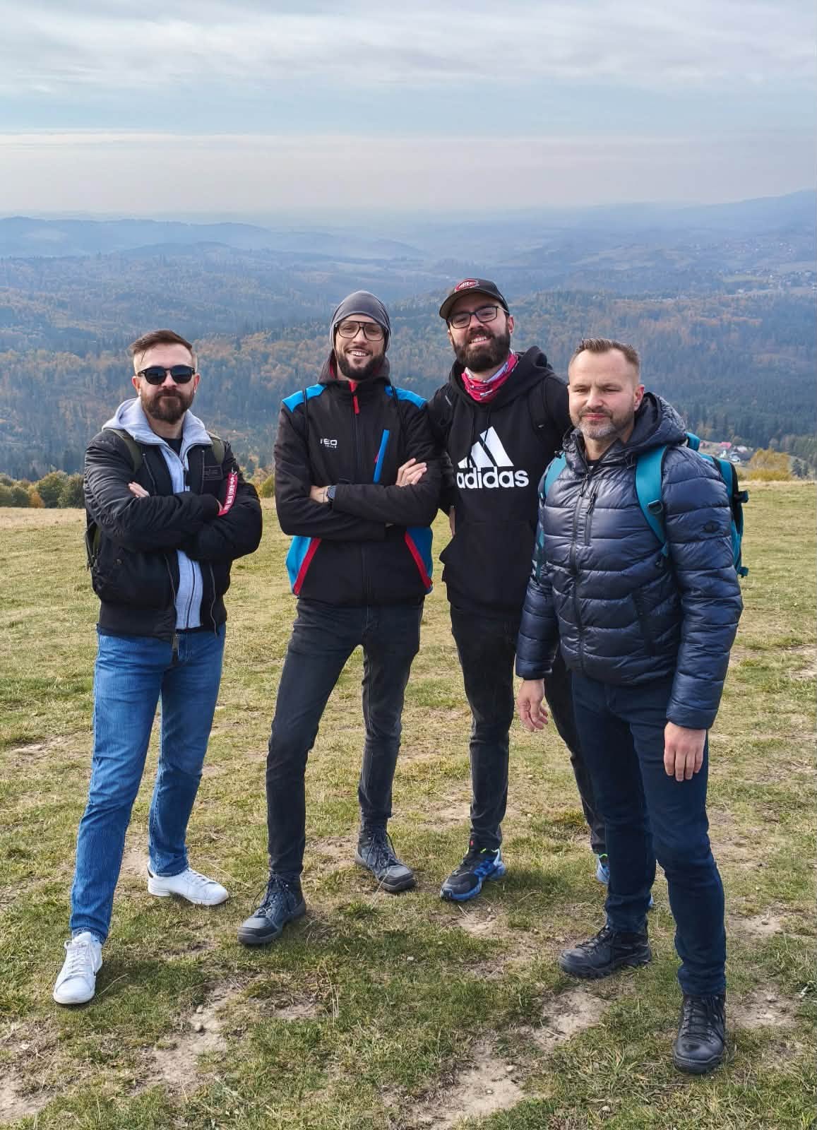 Opiekunowie uczniów na tle panoramy Beskidów