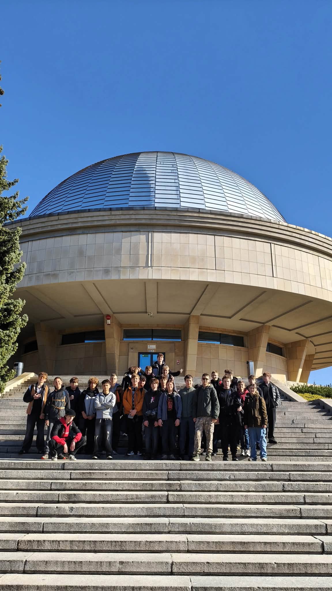 Uczniowie przed Planetarium