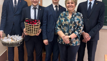 pamiątkowe zdjęcie Pani Dyrektor z uczniami SU, którzy złożyli życzenia 