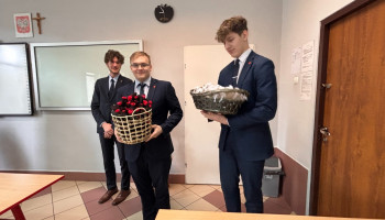 SU w trakcie przekazywania życzeń w jednej z sal