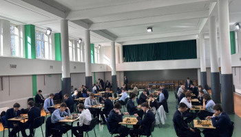 zawodnicy w szkolnej auli podczas rozgrywek