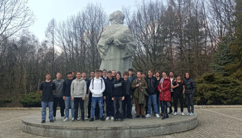 Zdjęcie grupowe przed pomnikiem Mikołaja Kopernika 