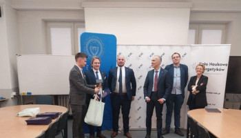 Wręczenie nagrody; zwycięzca II miejsca i komisja konkursowa