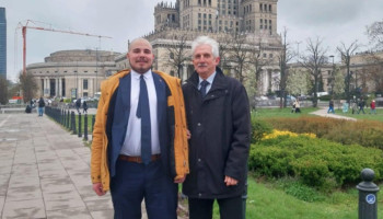 Nasz reprezentant i opiekun w Warszawie na tle Pałacu Kultury i Nauki