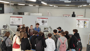 Uczniowie podczas pokazu maszyn konwencjonalnych