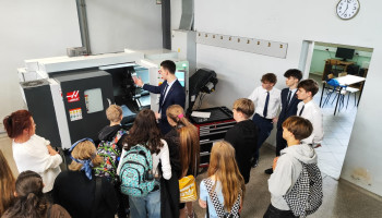 Uczniowie przy maszynach CNC