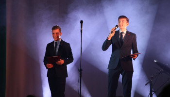 konferansjerzy prowadzący imprezę – uczniowie klasy 2G