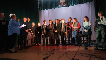 ogłoszenie wyników konkursu przez Panią Dyrektor; uczestnicy i jury na scenie w auli