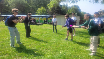 Zawody zręcznościowe w łapaniu piłeczki