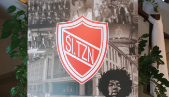 Plakat na okoliczność spotkania: w środku tarcza Śl.TZN, tło: kolaż różnych zdjęć, m.in. zdjęcie wychowawczyni, zdjęcia klasy z lat szkolnych, zdjęcie frontu budynku szkoły z ul. Sokolskiej, cień głowy idola Jimiego Hendrixa