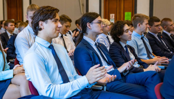 uczniowie siedzą i klaszczą