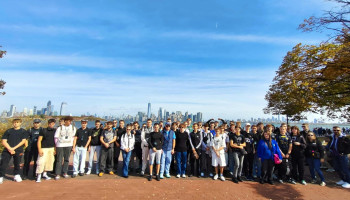 Uczniowie na Liberty Island, w tle panorama na Manhattan