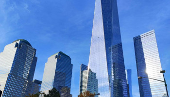 Widok na kompleks wieżowców, najwyższy – The One – wybudowany w miejscu wieżowców World Trade Center