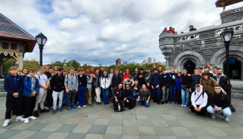 Uczniowie na tarasie widokowym w Central Parku
