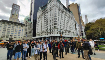 Uczniowie przy Hotelu Plaza