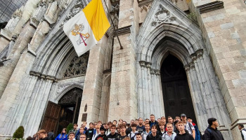 Uczniowie przy Katedrze Św. Patryka przy 5 Alei