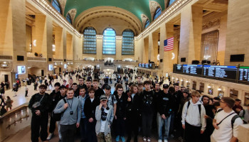 Uczniowie na hali Głównego Dworca Centralnego w Nowym Jorku
