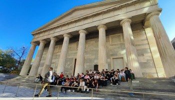 Uczniowie przy budynku Drugiego Banku Stanów Zjednoczonych