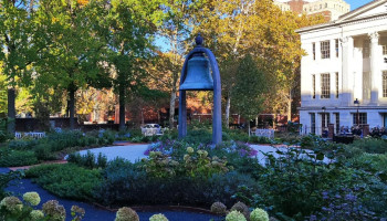 Dzwon Dwustolecia w ogrodzie Benjamina Rusha w Filadelfii