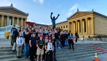 Uczniowie przy pomniku Rocky’ego Balboa