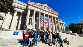 Uczniowie przy budynku Archiwum Narodowego