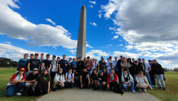 Uczniowie przy Pomniku Waszyngtona