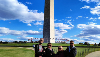 Kadra Pedagogiczna przy Pomniku Waszyngtona