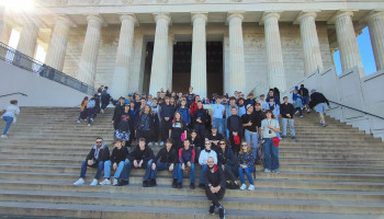 Uczniowie przed Mauzoleum Abrahama Lincolna