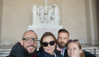 Kadra pedagogiczna przed pomnikiem Abrahama Lincolna