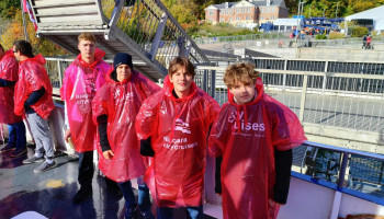 Inna grupa uczniów w pelerynach przeciwdeszczowych na statku nad Wodospadem Niagara