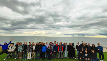 Uczniowie przy Jeziorze Ontario