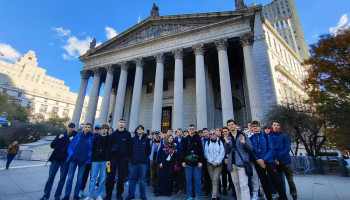 Uczniowie przy budynku Sądu Najwyższego Stanów Zjednoczonych