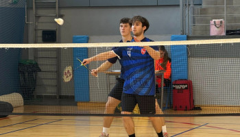 02- Nasi zawodnicy podczas akcji pod siatką