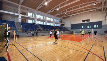 05- Rzut okiem na boisko w hali, kilku zawodników