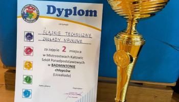 06- Puchar i dyplom za zajęcie 2 miejsca dla reprezentacji chłopców