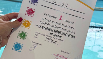Zdjęcie dyplomu za zajęcie 1 miejsca w pływaniu drużynowym
